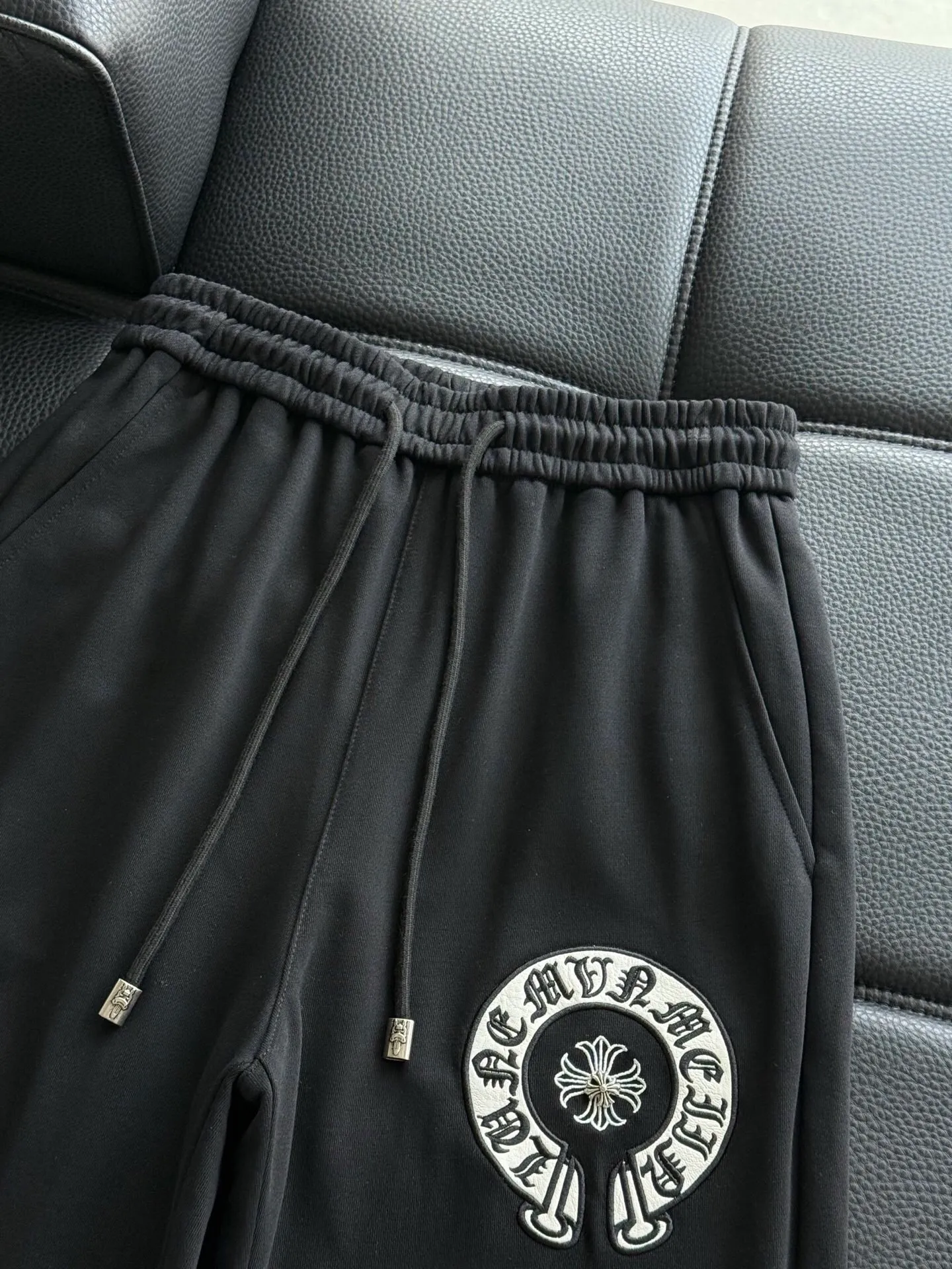 P486 💰ChromeHearts ChromeHearts terry trousers, pursuit of quality and absolute guarantee of quality! The texture is clearly visible, the texture is soft, delicate and smooth, and the customized three-dimensional embroidery and leather craftsmanship are full of drape! The workmanship is fine and the shoulder lines are smooth. All imported chain machines are used to make the shoulder rolling strips. It has a certain thickness and is not made of cheap material but has a shiny feel that is comfortable and not tight on the upper body. It is the most avant-garde street item that can be easily matched by both men and women!  Color: black white Size: m-3xl Style number: 3750